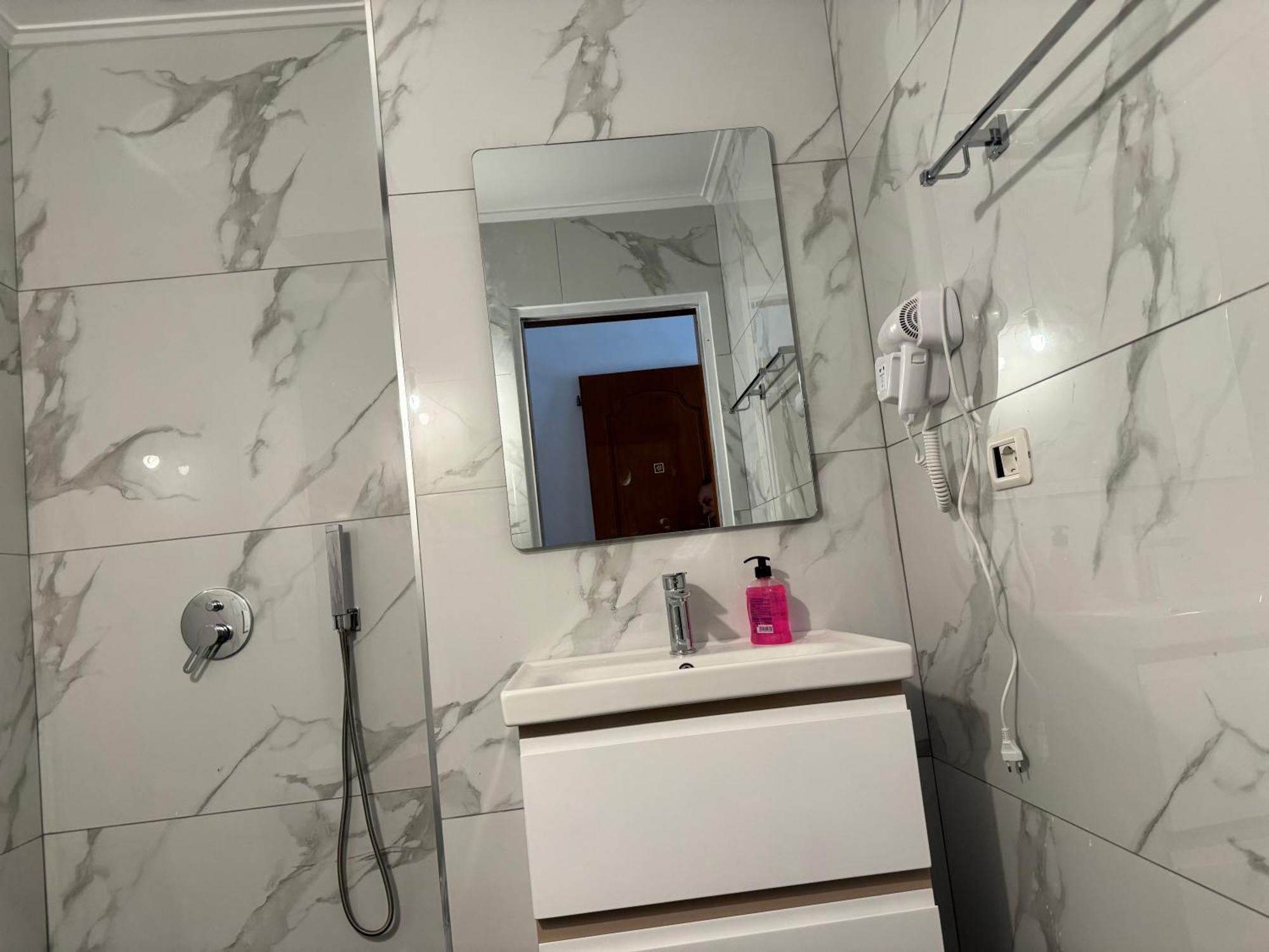 Vila Onhezmi Sarandë Exteriör bild