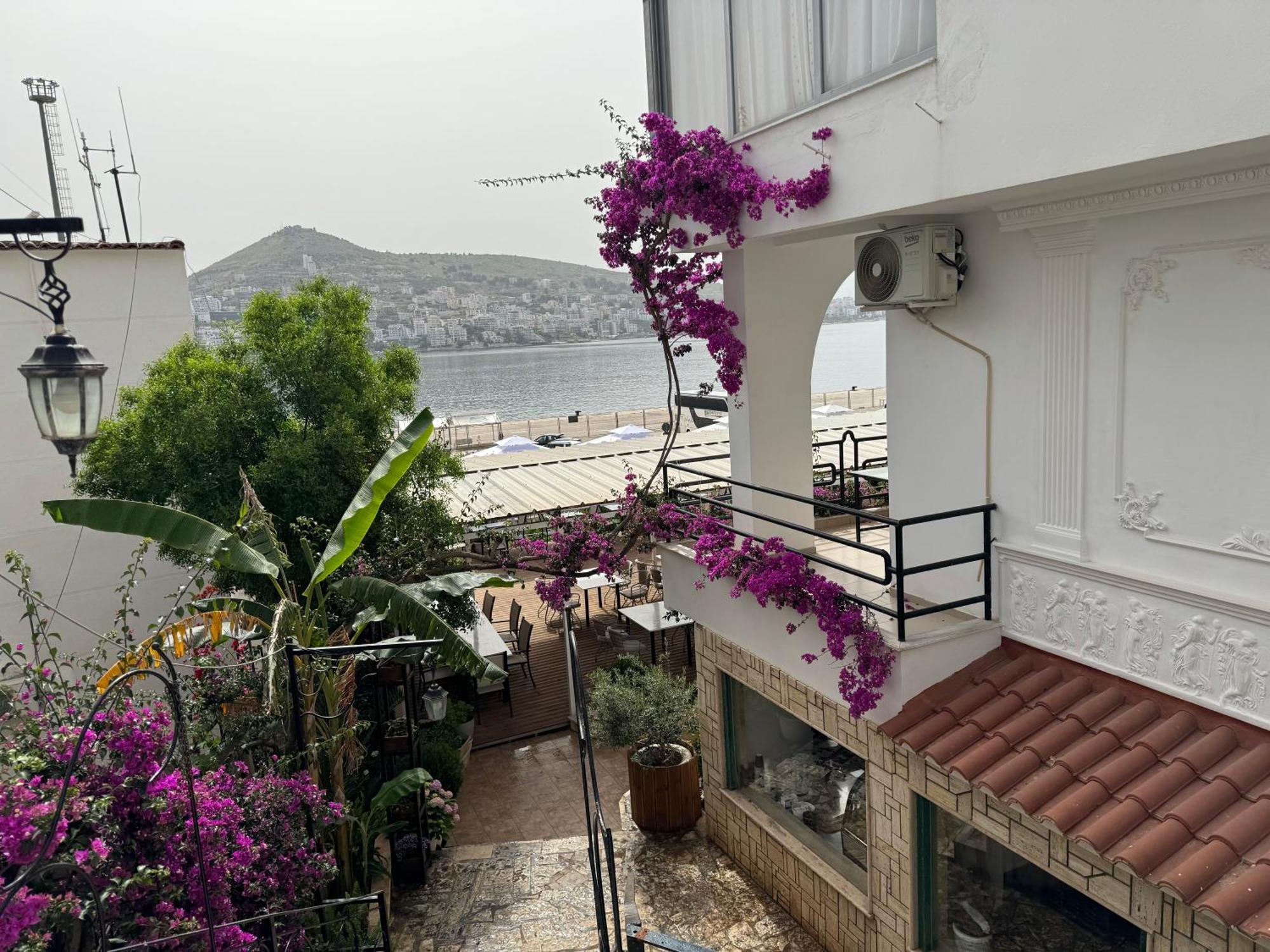 Vila Onhezmi Sarandë Exteriör bild