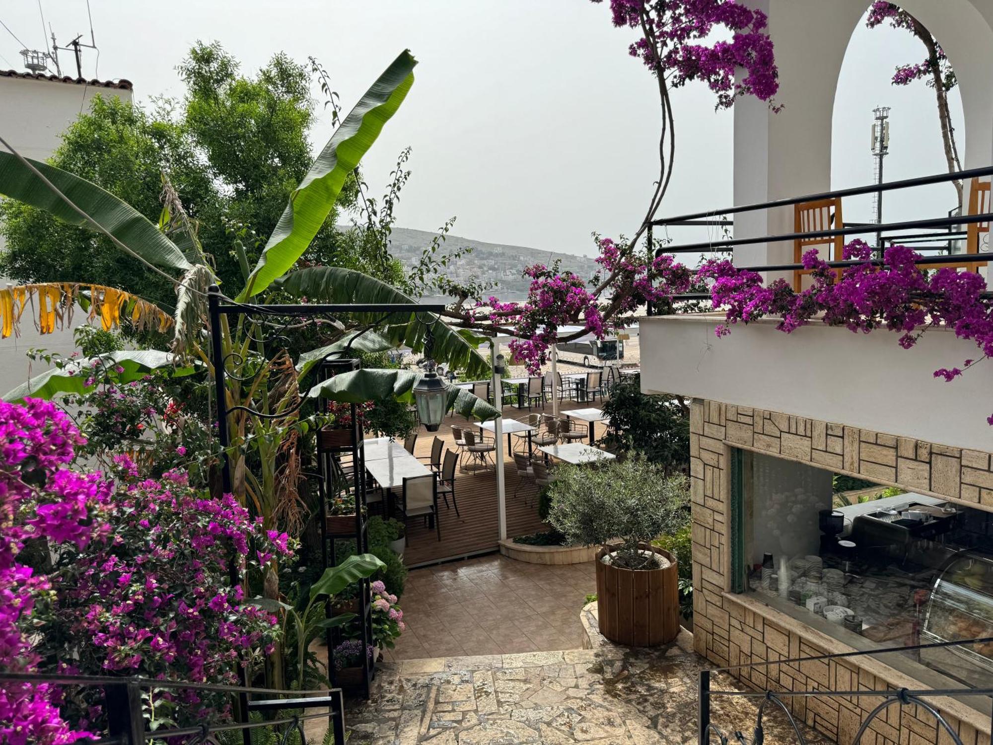 Vila Onhezmi Sarandë Exteriör bild